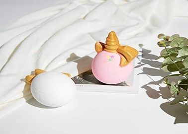 Het Bad van meisjesjonge geitjes bruist Ballen met het Stuk speelgoed van Squishy van de Verrassingseenhoorn binnen voor het Reusachtige 8.2Oz Ei van de Verjaardagsgift